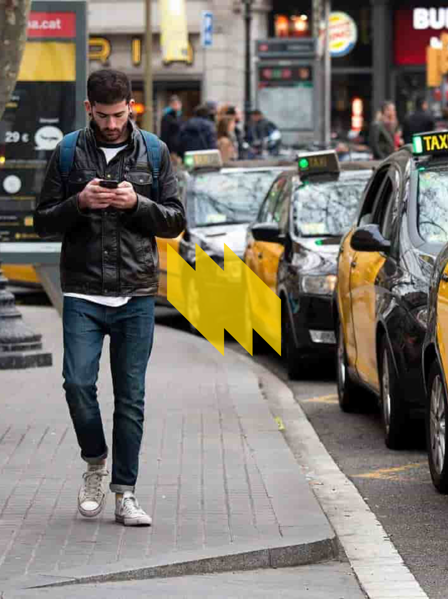 Imagen de un chico buscando taxi en una parada de taxis de El prat de Llobregat